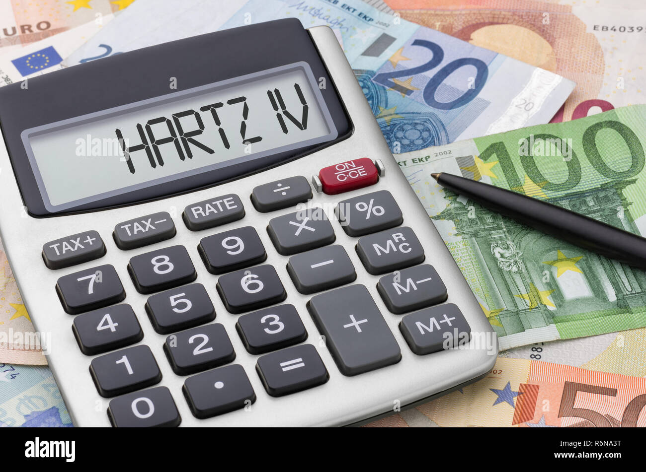 Taschenrechner mit Banknoten - Hartz IV Stockfoto