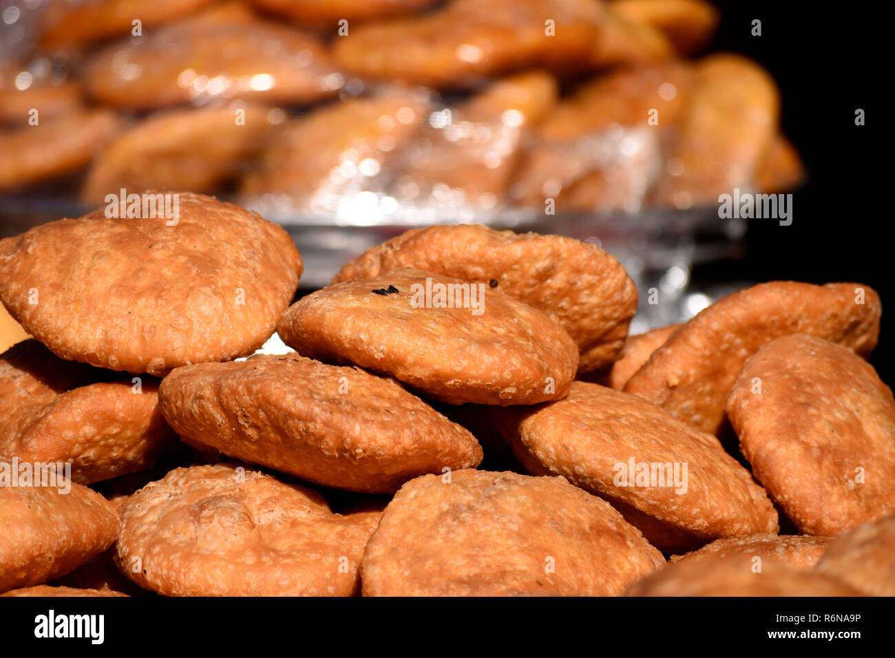 Kachoris zu einem Rajasthani garküche am 10. Nationale Handwerk Mela Kalagram, Chandigarh statt. Stockfoto