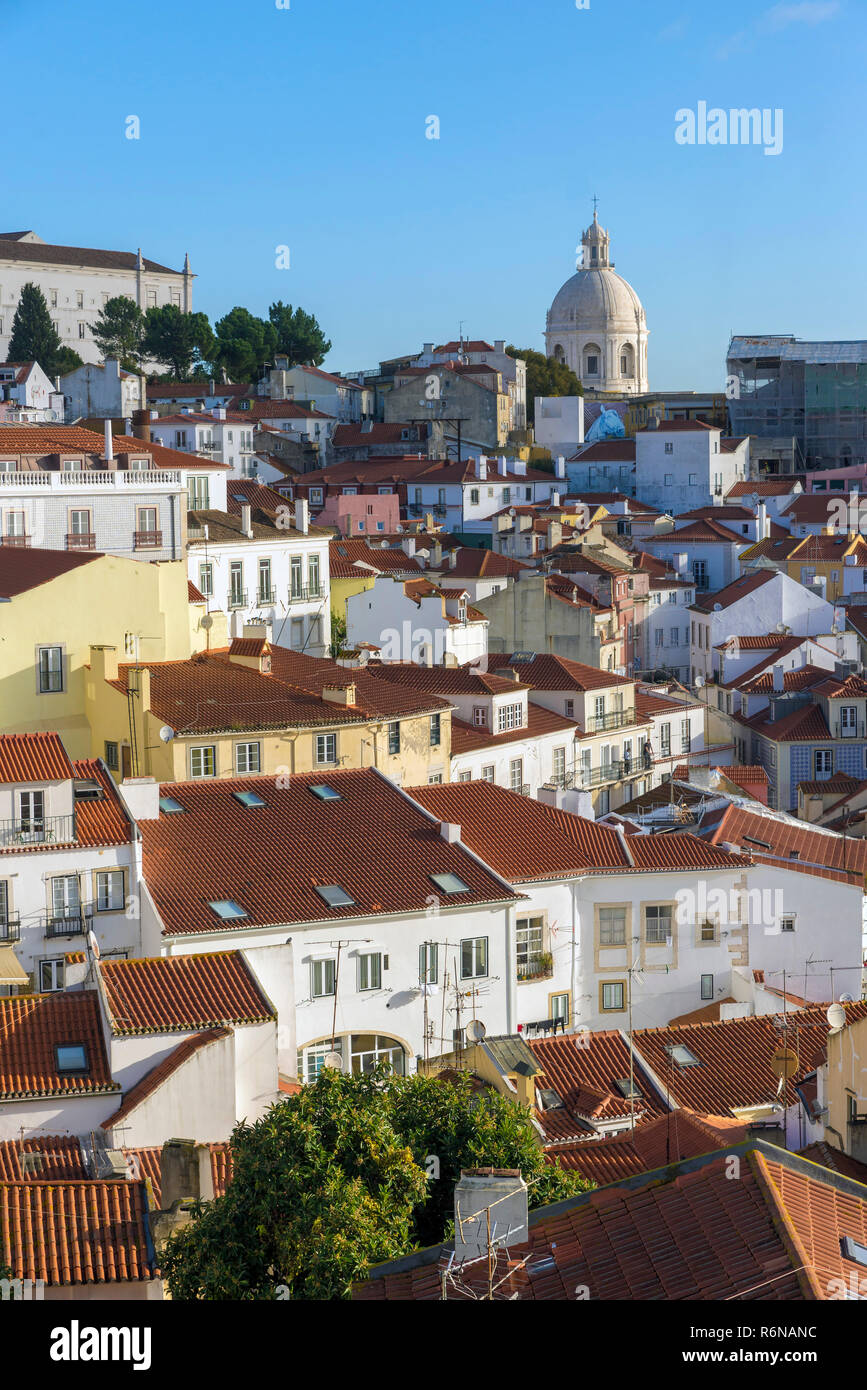 Lissabon, Portugal - November 21, 2018: Alfama, mit den Kirchen von S. Vicente de Fora, S. Engrácia und S. Estêvão, die Stadt und den Tagus Fluss hinter. Stockfoto