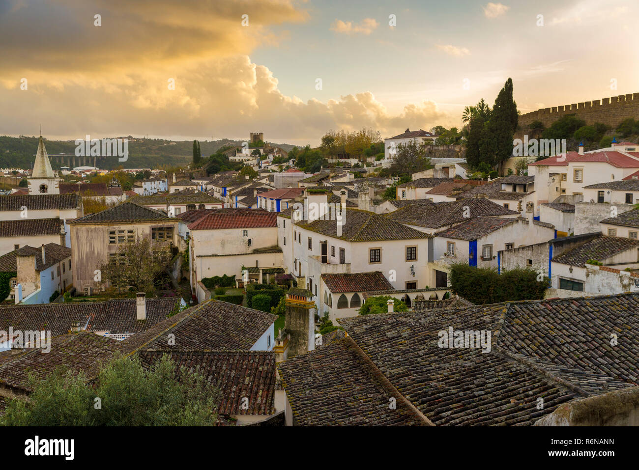 OBIDOS, PORTUGAL - November 20, 2018: Blick von Obidos bei Sonnenuntergang, Straßen, Plätze, Mauern und das Schloss sind ein beliebtes Ziel für Touristen Stockfoto