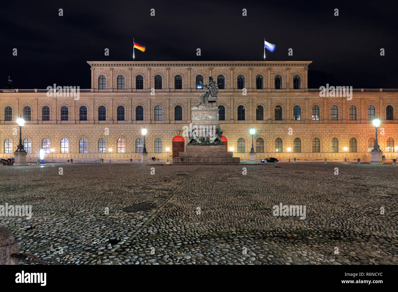 Die Residence bei Max Joseph Platz mit dem Denkmal von König Maximilian in der Nacht in München Stockfoto