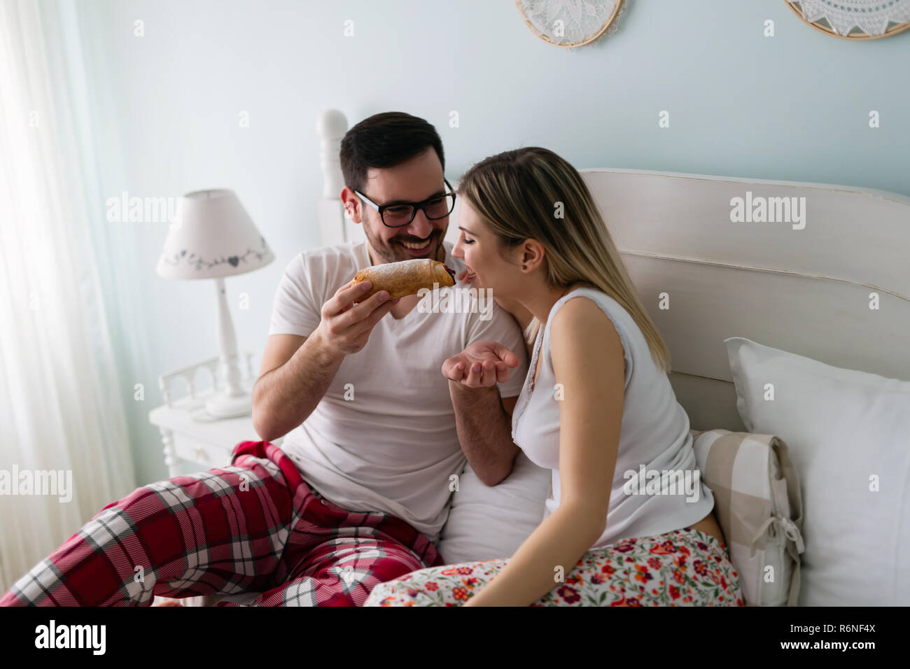 Junge attraktive Paar Frühstück im Bett Stockfoto