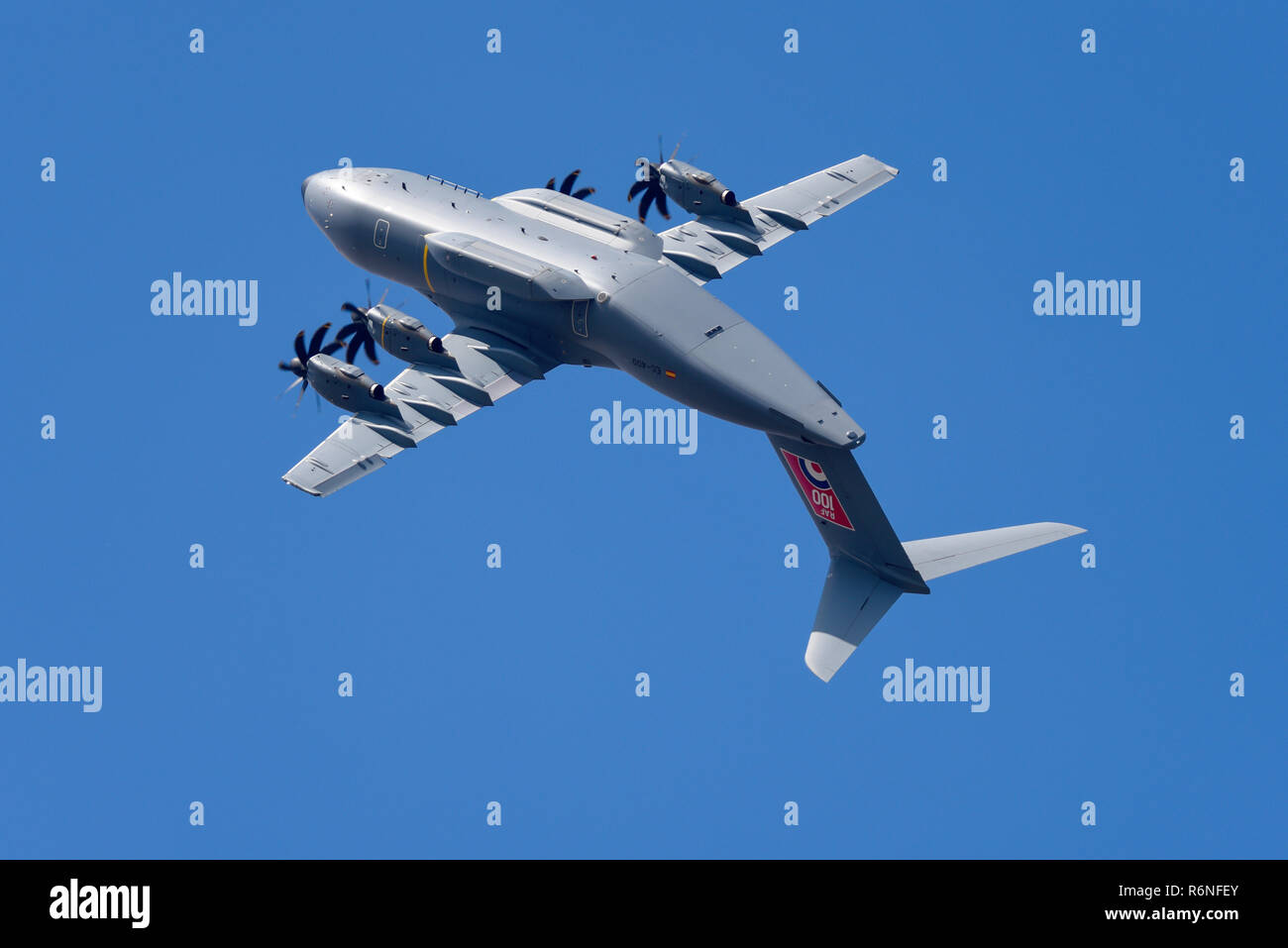 Airbus A400M Atlas-Transportflugzeug verkehrt oben auf der Royal International Air Tattoo, RIAT, RAF Fairford Air Show. RAF100-Logo Stockfoto