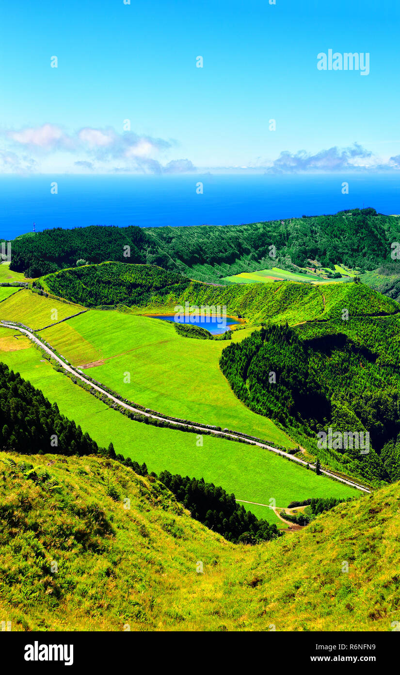 Lagoa Rasa, São Miguel, Azoren, Portugal, Europa. Der See liegt im vulkanischen Krater Sete Cidades/Sieben Städte/im eigenen Krater entfernt. Stockfoto