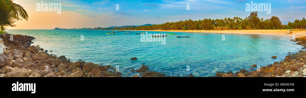 Marine bei Sonnenuntergang. Schöne Landschaft auf den Indischen Ozean. Hochauflösende panorama Stockfoto