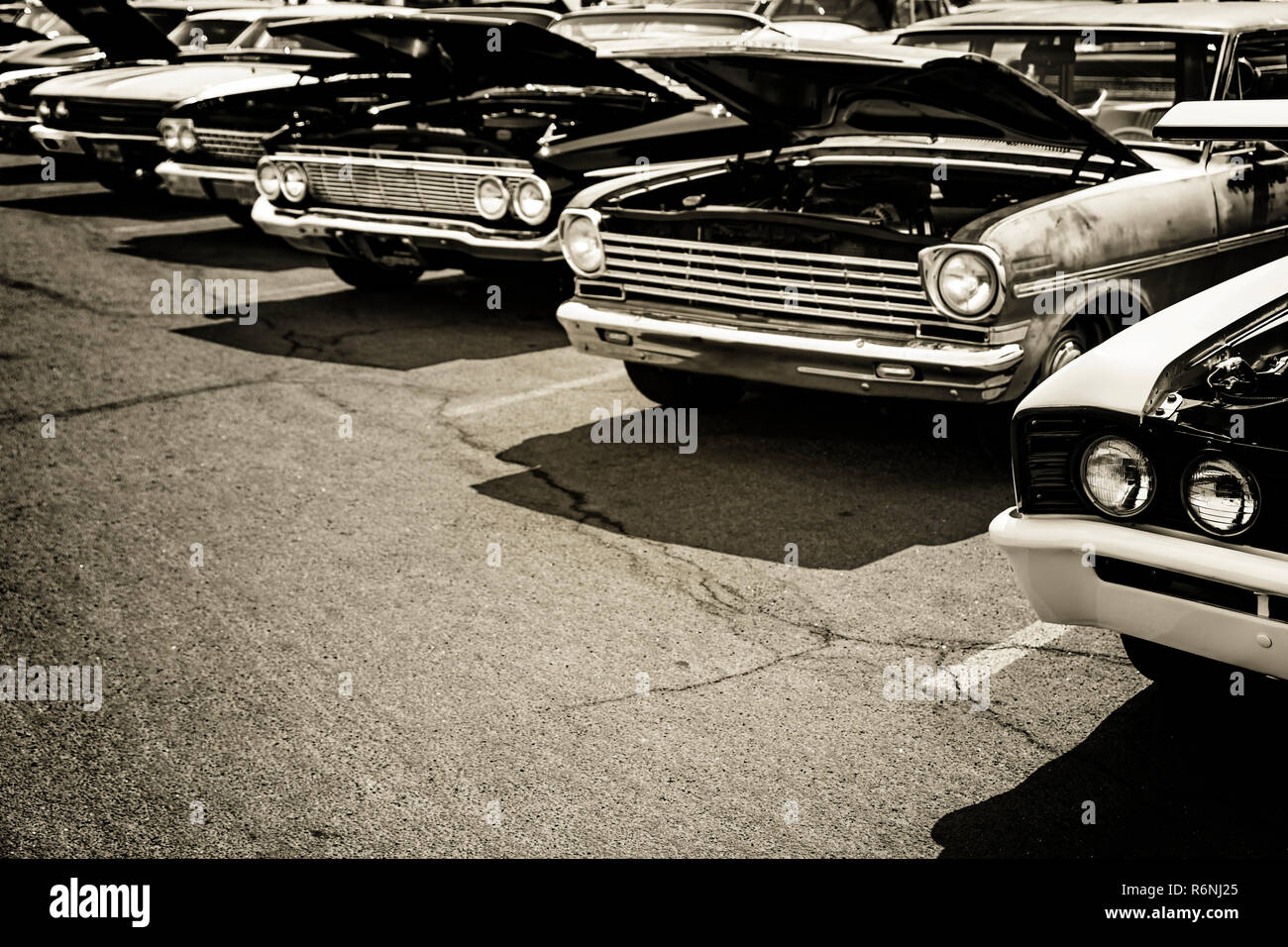 Klassische Autos in einer Reihe geparkt Stockfoto