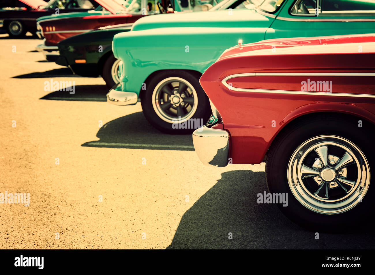 Klassische Autos in einer Reihe geparkt Stockfoto