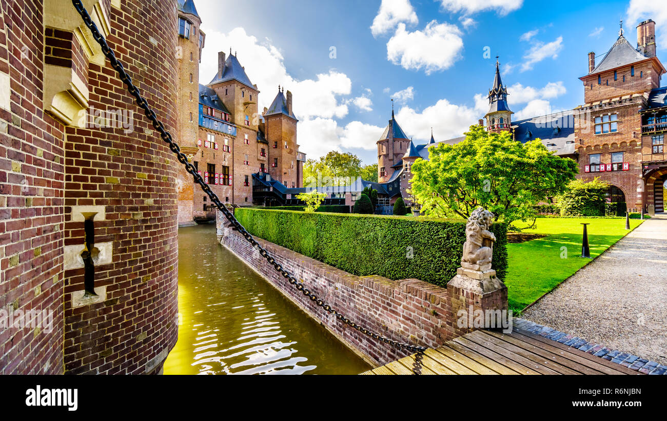 Prächtige Burg De Haar von einem Wassergraben und einem schönen Garten umgeben. Eine Burg aus dem 14. Jahrhundert völlig im späten 19. Jahrhundert in Holland umbauen Stockfoto