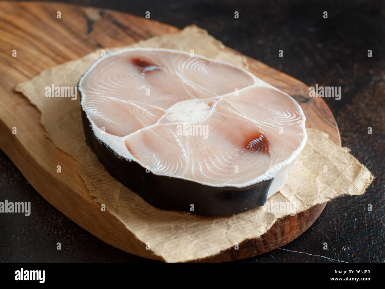 Zwei Haifischsteak in einer dunklen Kammer Stockfoto