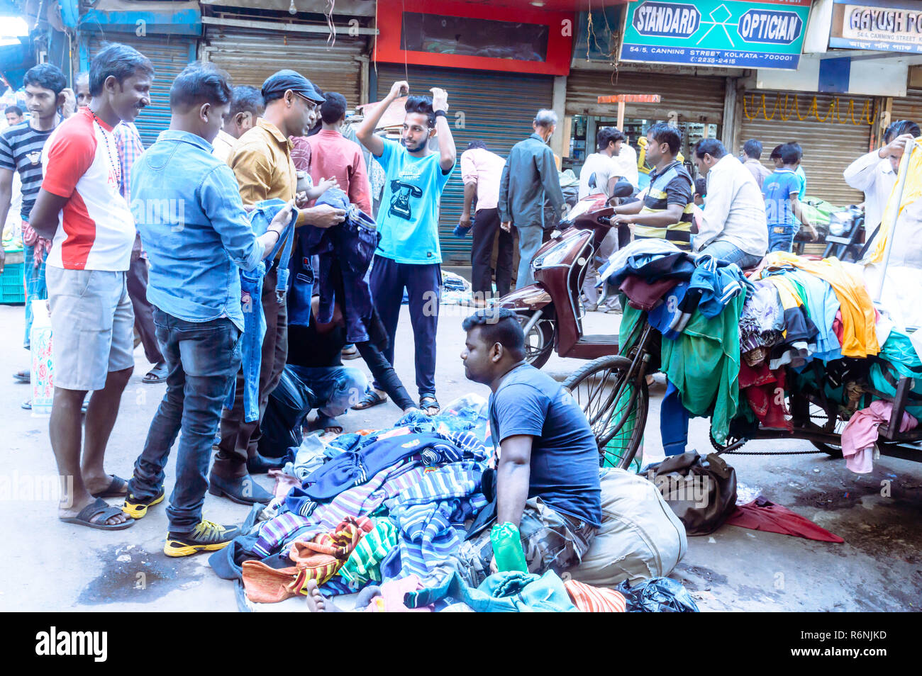 Burrabazar, Kolkata, Indien, 2017: Ein Verkäufer ist verkaufen bunte Tücher in der Straße Markt. Burrabazar (Bara Basar) ist ein Marktplatz für Garne Stockfoto