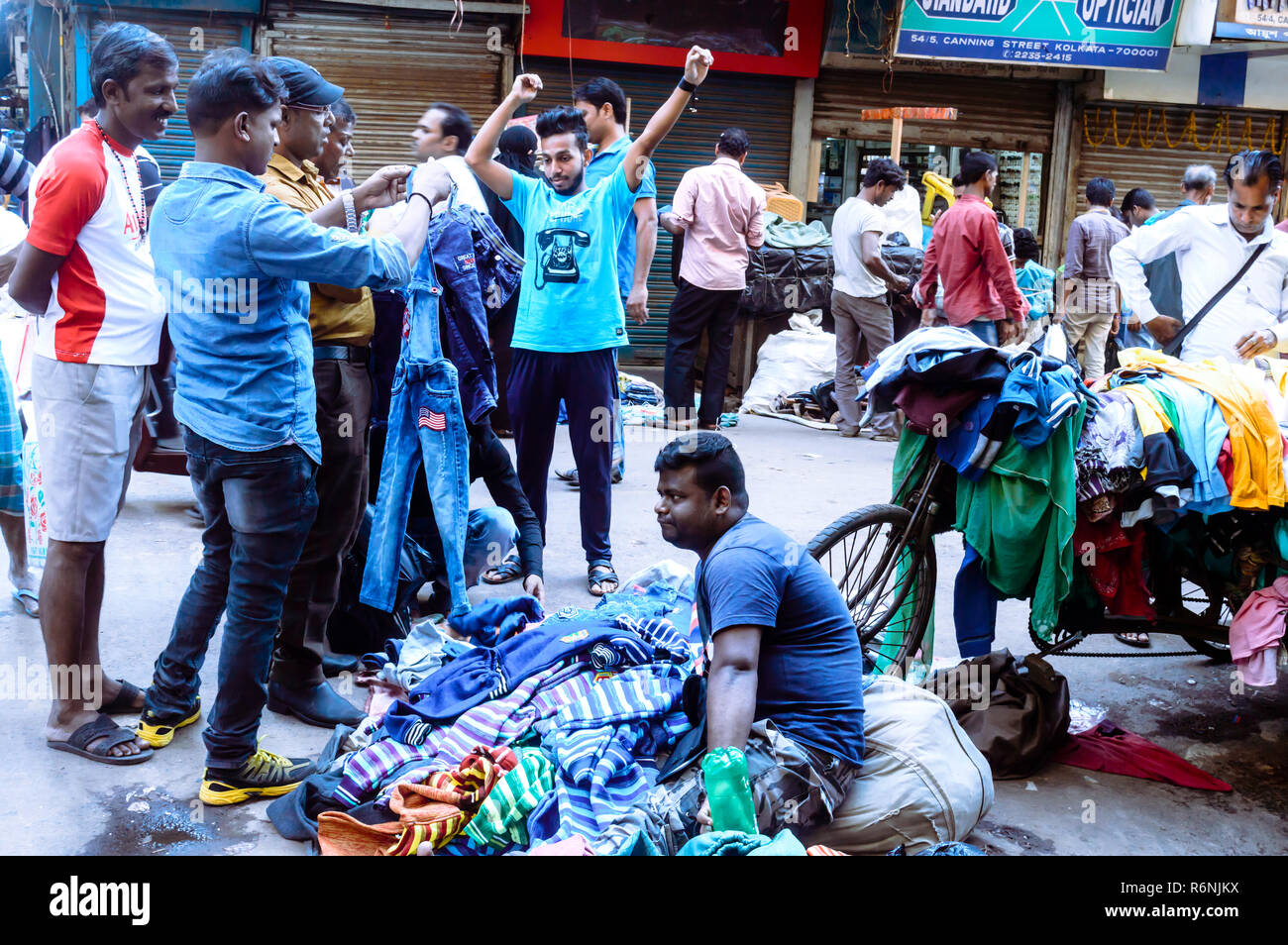 Burrabazar, Kolkata, Indien, 2017: Ein Verkäufer ist verkaufen bunte Tücher in der Straße Markt. Burrabazar (Bara Basar) ist ein Marktplatz für Garne Stockfoto