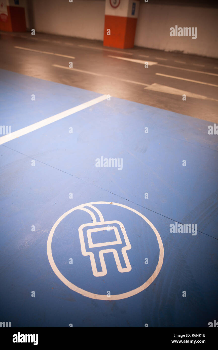 Elektroauto aufladen Ort Stockfoto