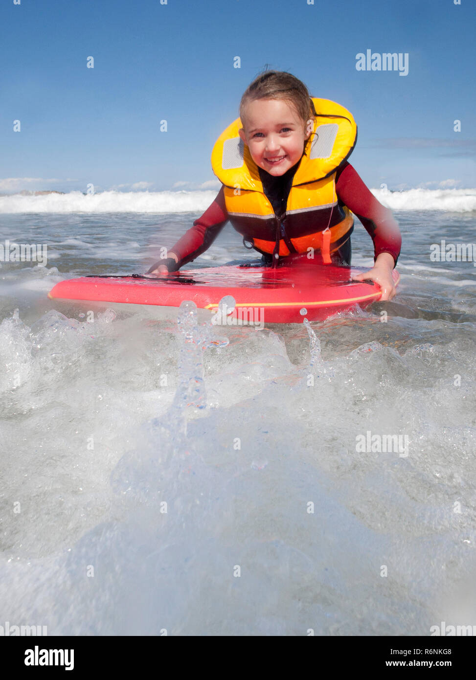 Little Girl posiert auf Bodyboard Stockfoto