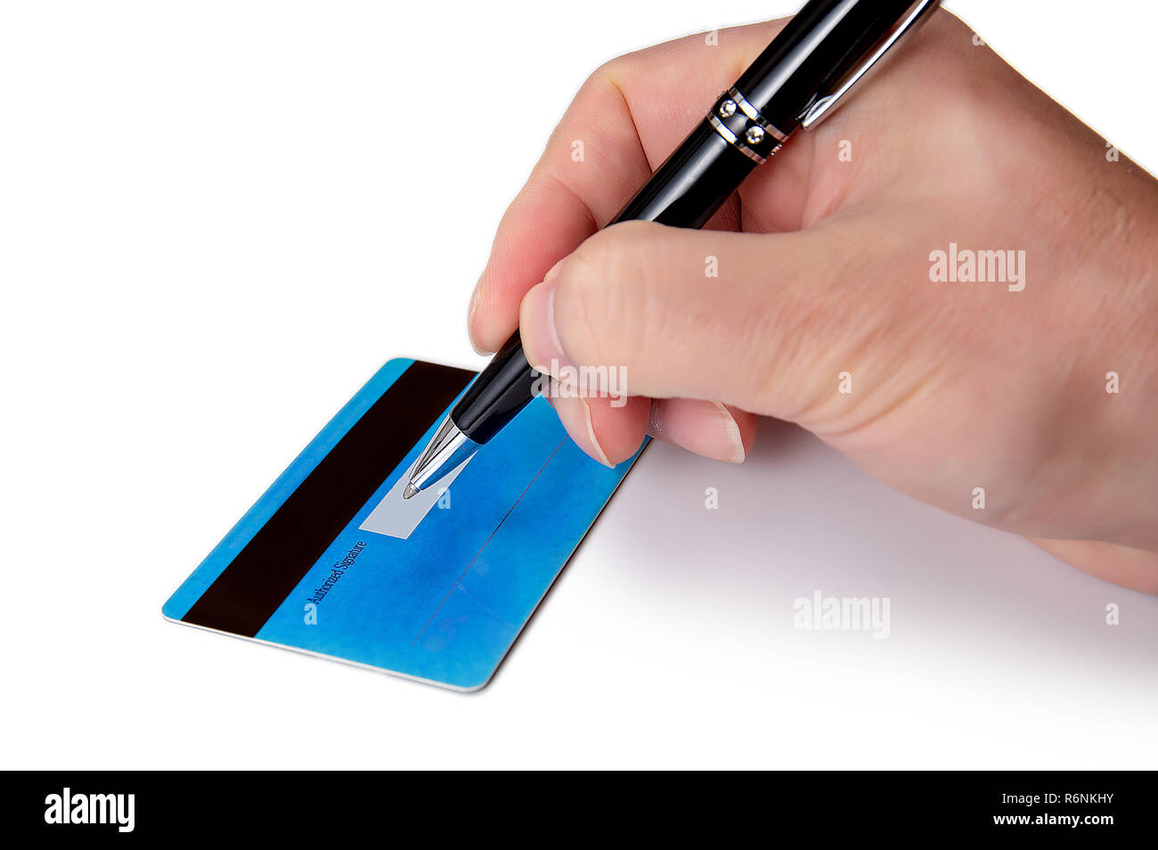 Der Geschäftsmann hand Unterzeichnung die Rückseite seiner Kreditkarte. Stockfoto
