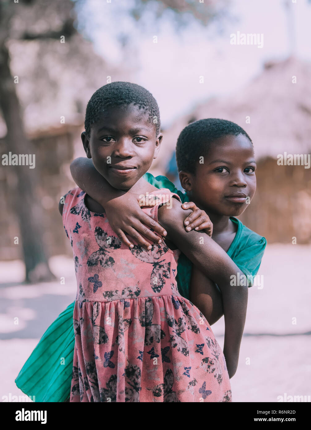 NAMIBIA, MBEYO, 12. Mai: Ein nicht identifizierter schmutzig und schlechter Namibiann Kinder in der Nähe von Rundu. Kavango Region ist die höchste Armut in Namibia. Mai Stockfoto