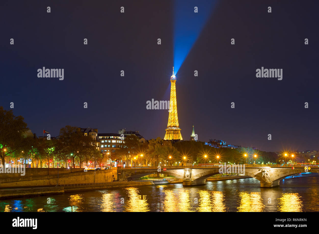 PARIS, Frankreich, 10. NOVEMBER 2018: Siene river Embankment und Eiffelturm mit Spotlight in der Nacht in Paris. Stockfoto