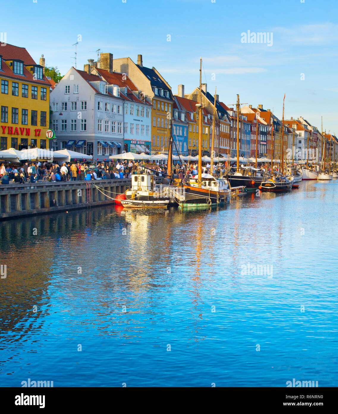 Kopenhagen, Dänemark - 16. JUNI 2018: Touristen am Nyhavn - ist eine der bekanntesten Sehenswürdigkeiten in Kopenhagen Stockfoto