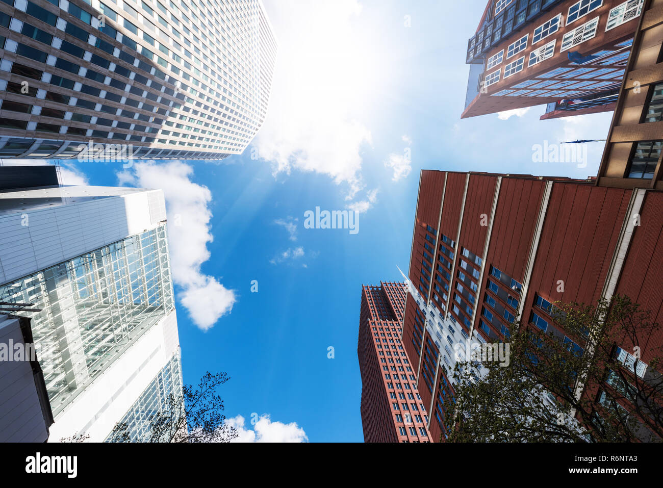 Den Haag, Niederlande - 28 April 2016: Büro Wolkenkratzer vor blauem Himmel Hintergrund Stockfoto