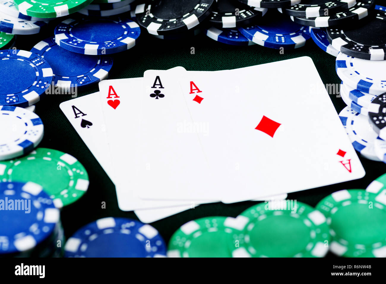 Ein Winning Poker Hand von vier Asse Spielkarten Klagen auf schwarzen Hintergrund mit poker chips Stockfoto
