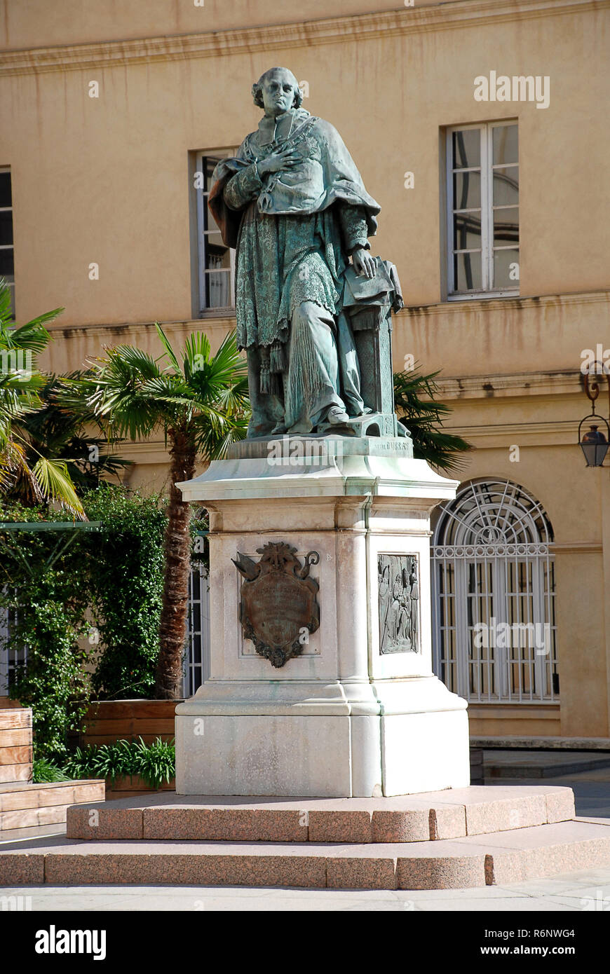 Das Denkmal an Kardinal Fesch am Cour du Musée Fesch, Ajaccio, Korsika, Frankreich. Stockfoto