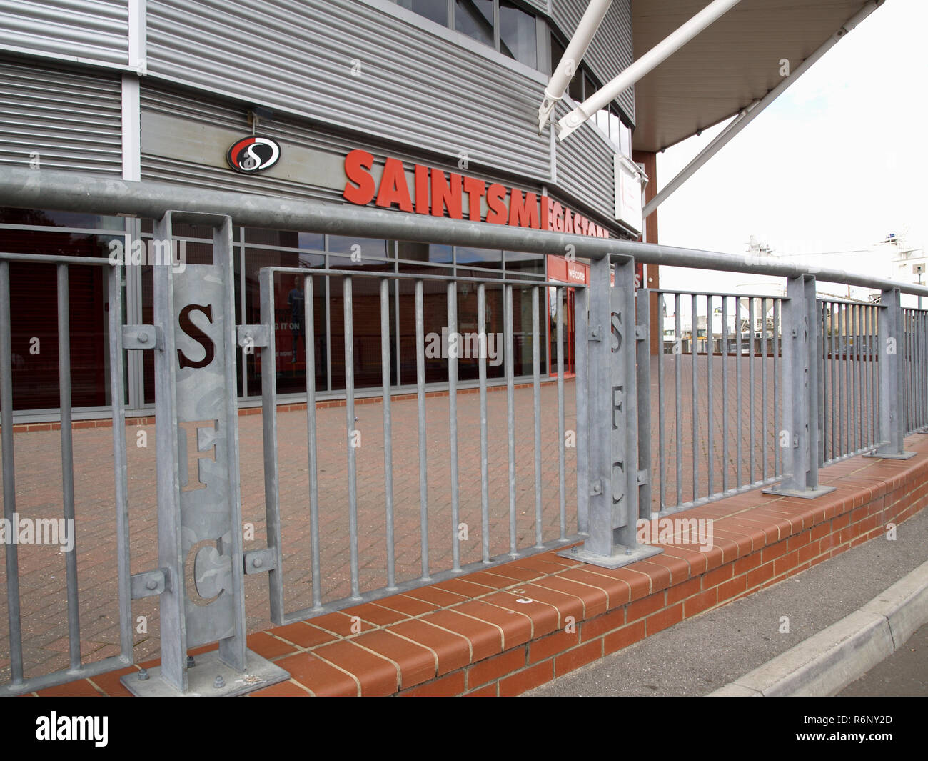 Außerhalb der Heiligen Megastore, bei St. Mary's Stadium, die Heimat von Southampton Football Club Stockfoto