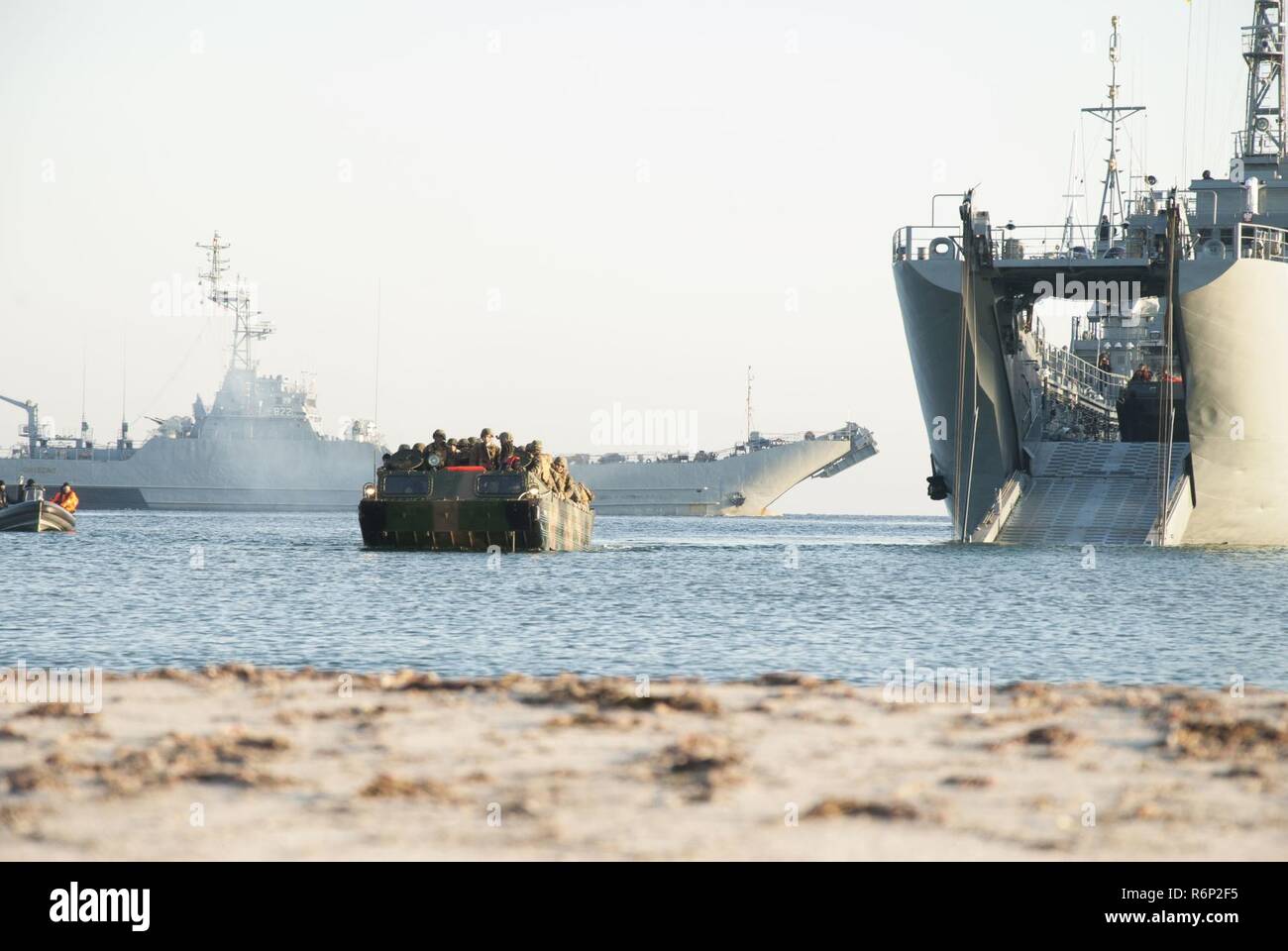 PUTLOS, Deutschland (6. Juni 2017) Marines zugeordnet zu U.S. Marine Europa-afrika, Aussteigen aus dem Polnischen minelayer-landung Schiff ORP Krakau (823) auf einer Angriff Amphibienfahrzeug während BALTOPS 2017. BALTOPS 17 ist die wichtigste jährlich stattfindende Maritime - Übung in der baltischen Region fokussiert und eine der größten Übungen in Nordeuropa. Stockfoto