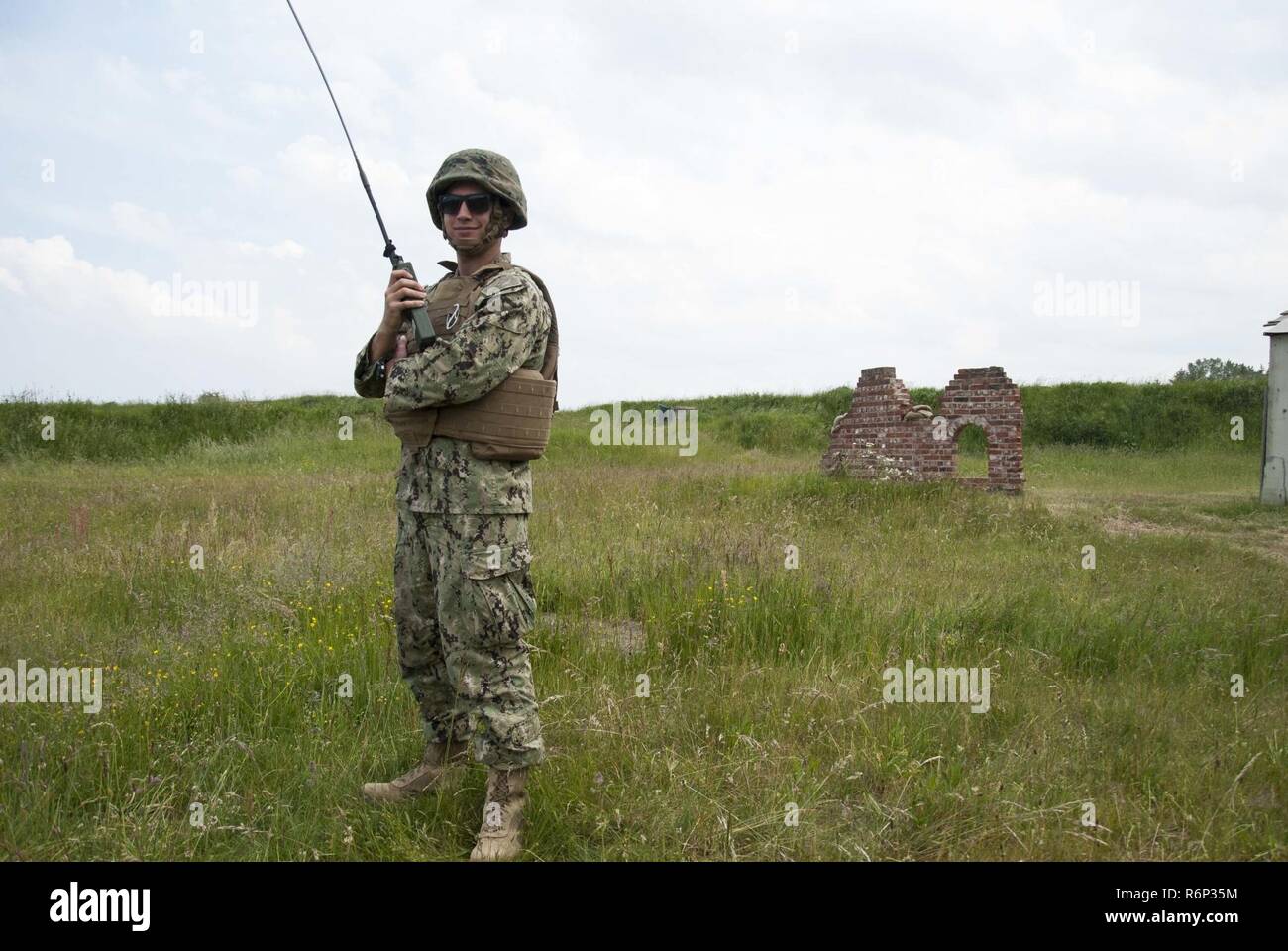 PUTLOS, Deutschland (6. Juni 2017) Builder 3. Klasse Michael Rodriguez, Schiffsbau Bataillon 1 zugewiesen, posiert für ein Foto während BALTOPS 2017, in Putlos, Deutschland, 6. Juni. BALTOPS 17 ist die wichtigste jährlich stattfindende Maritime - Übung in der baltischen Region fokussiert und eine der größten Übungen in Nordeuropa. Stockfoto