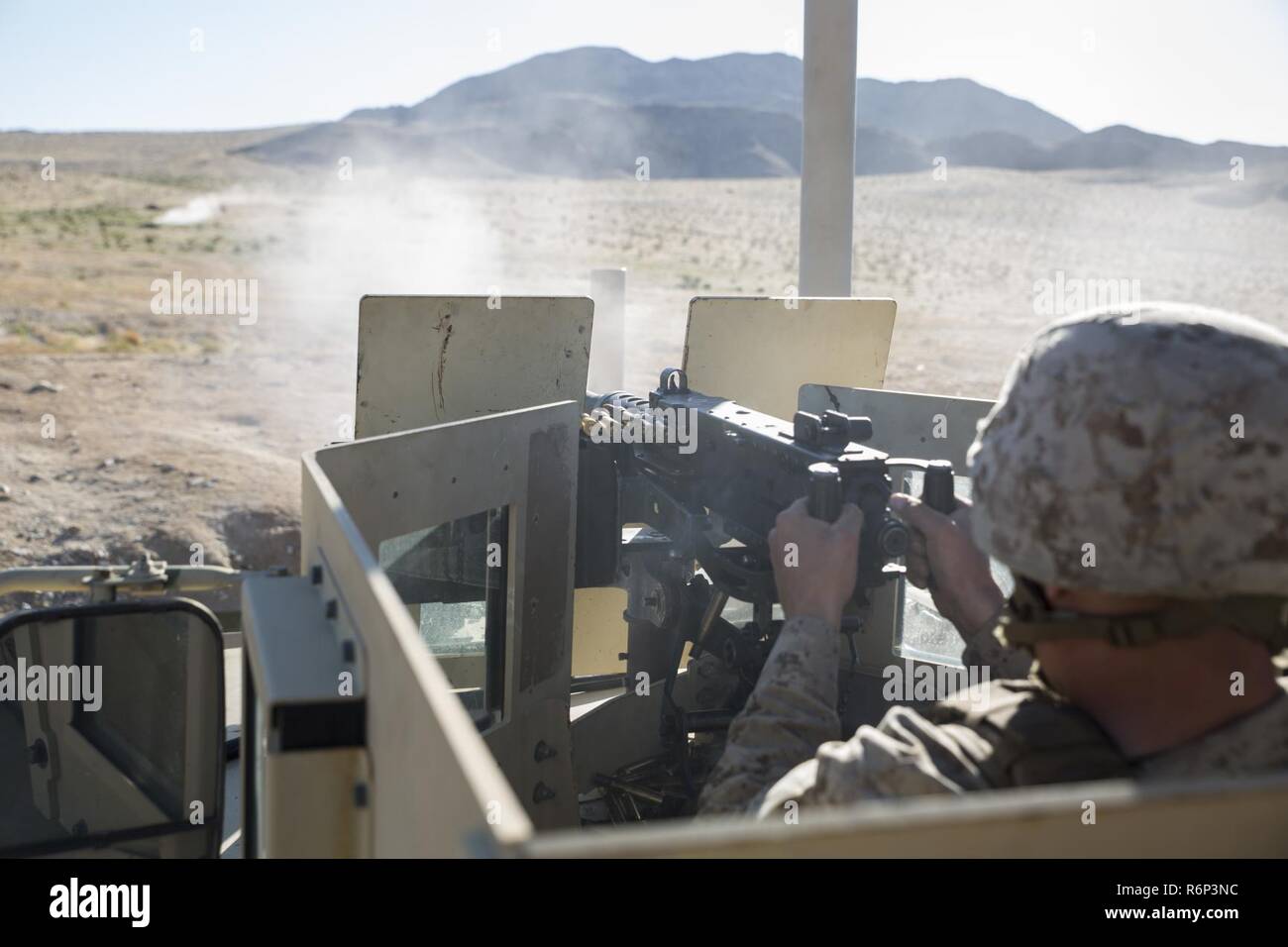 MARINE CORPS AIRGROUND COMBAT CENTER Twentynine Palms, Kalifornien - ein Marine mit 1 Transport Support Battalion feuert eine Browning M2 .50 Kaliber Maschinengewehr auf Palette 106 eine an Bord Marine Corps Air Ground Combat Center, Twentynine Palms, Kalifornien, 2. Mai 2017. Fahrzeug gunners mit der Logistik combat Element der Marine Air Ground Task Force 3 führte eine Live-Fire Schießen Nutzung Fahrzeug Waffensysteme während integrierte Ausbildung Übung 3-17 montiert. ITX ist eine Schulung Entwicklung führte fünf Mal im Jahr die Letalität und Co - Interoperabilität zwischen den vier Elemente einer Magtf zu verbessern. Stockfoto