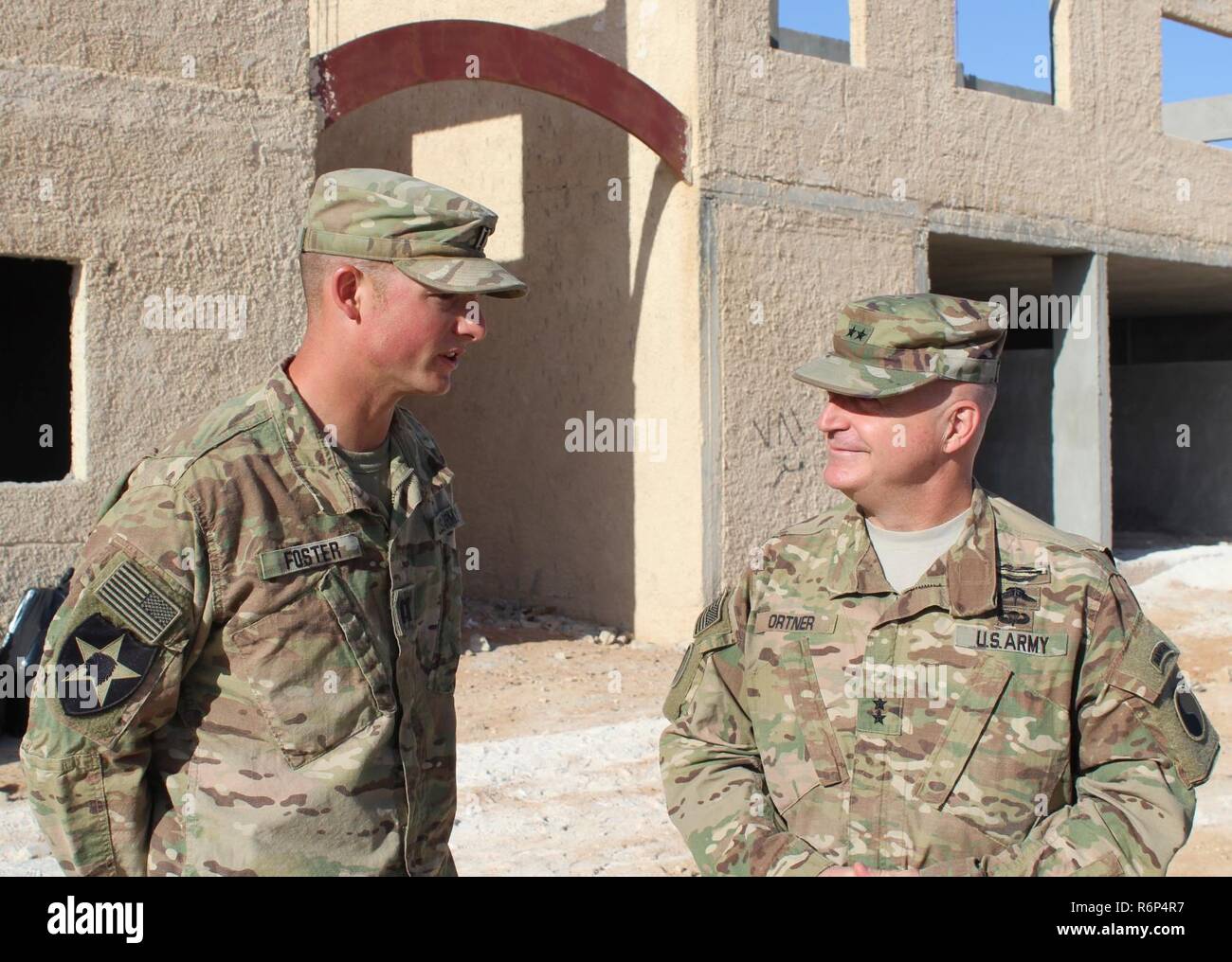 Generalmajor Blake C. Ortner (rechts), 29 Infanterie Division kommandierenden General und 1 Leutnant Paul Laurent, Zugführer vom 1 Bataillon, 148 Infanterie Regiment, städtische Betriebe, die während der Übung eifrig Lion 2017 diskutieren. Stockfoto