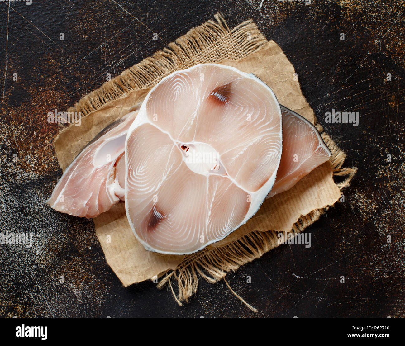 Zwei Haifischsteak in einer dunklen Kammer Stockfoto