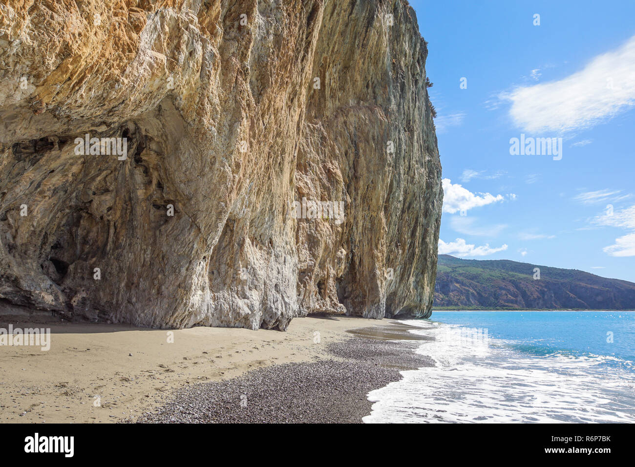 Felsige Wand am Strand in Italien Stockfoto