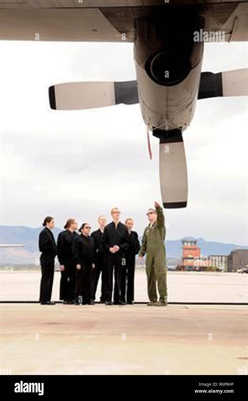 Staff Sgt. Michael Allen, eine Luftbrücke 731st Squadron C-130 Hercules Lademeister, Schriftsatz, High School Kursteilnehmer über die C-130 bei Peterson Air Force Base, Colo., 27. April 2017. Die Kursteilnehmer sind Mitglieder der Marine Junior Reserve Officer Training Corps aus weitfeld High School. Stockfoto