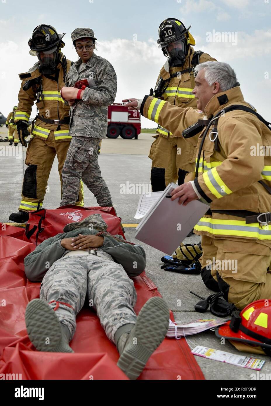 Joseph Cavalero (rechts), ein Feuerwehrmann mit der 910Th Bauingenieur Feuerwehr hier, beauftragt seine Teammitglieder in Behandlung für Flieger Garri Johnson, ein Personal Helfer mit dem 910Th Mission Support Squadron, wer ist für die Simulation eines Unfallopfer während eines schweren Unfalls Antwort Übung (MARE), 16. Mai 2017. Übung Veranstalter verwenden Moulage, Kosmetik, die Verletzungen, den Realismus der Szenario zu simulieren. Der Zweck der Übung, durch die Flügel Kontrolle Mannschaft und das Management in Notfällen Büro leitete, wurden zu dokumentieren, die Reaktionsfähigkeit des Montagepersonals whil Stockfoto