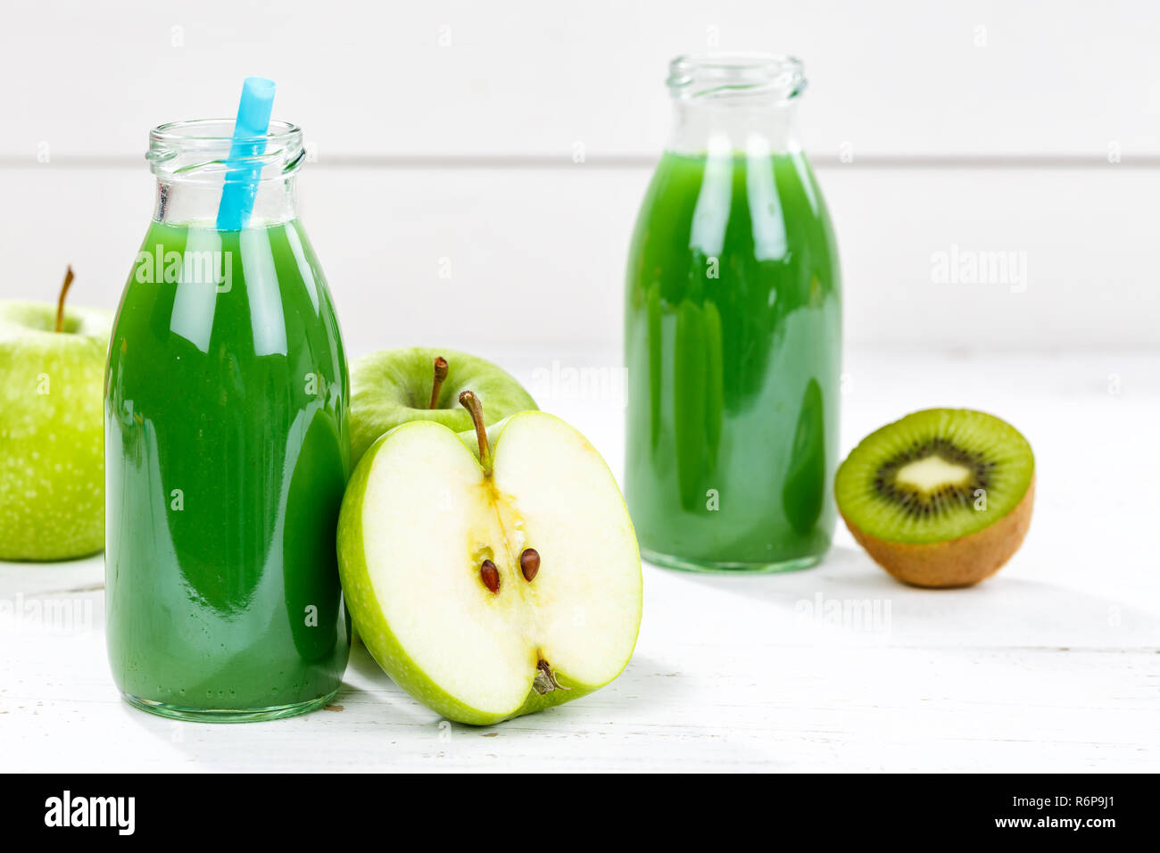 Grüne Smoothies Saft apfel grün kiwi Fruchtsaft Obst Früchte Stockfoto