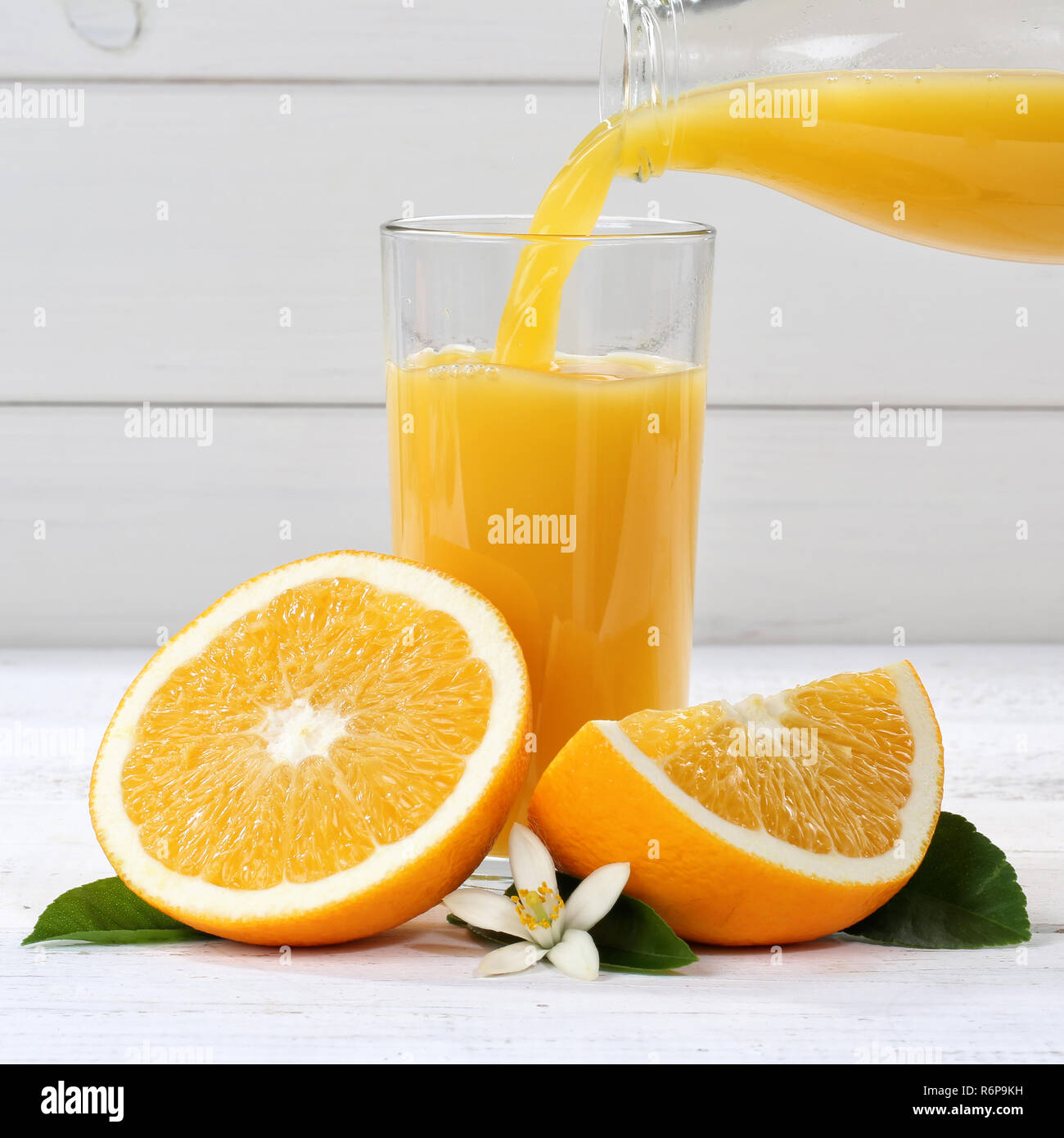 Orangensaft gießen in Orangensaft Saft square Orange Saft ausgießen Stockfoto