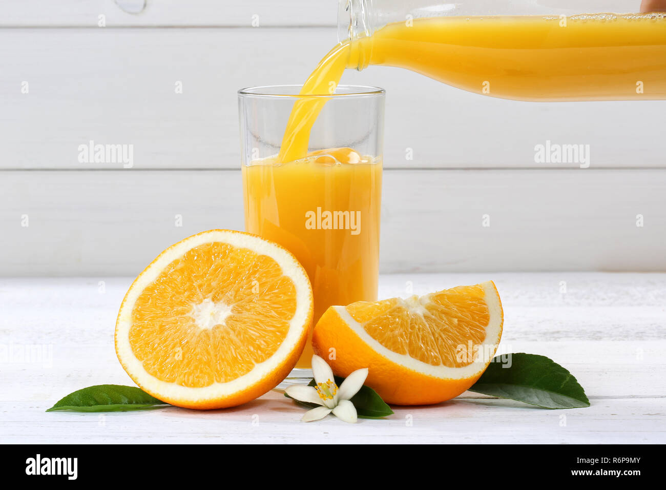 Orangensaft in Gießen Orangensaft orange Saft ausgießen Stockfoto