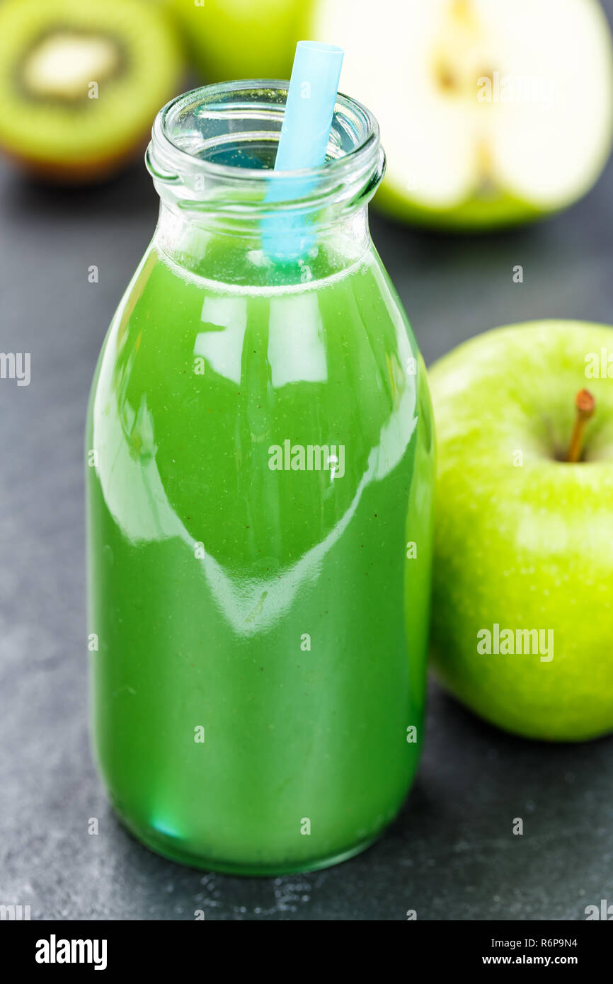 Grüne Smoothies Saft apfel grün kiwi Spinat vertikale Schiefer Fruchtsaft Obst Früchte Stockfoto