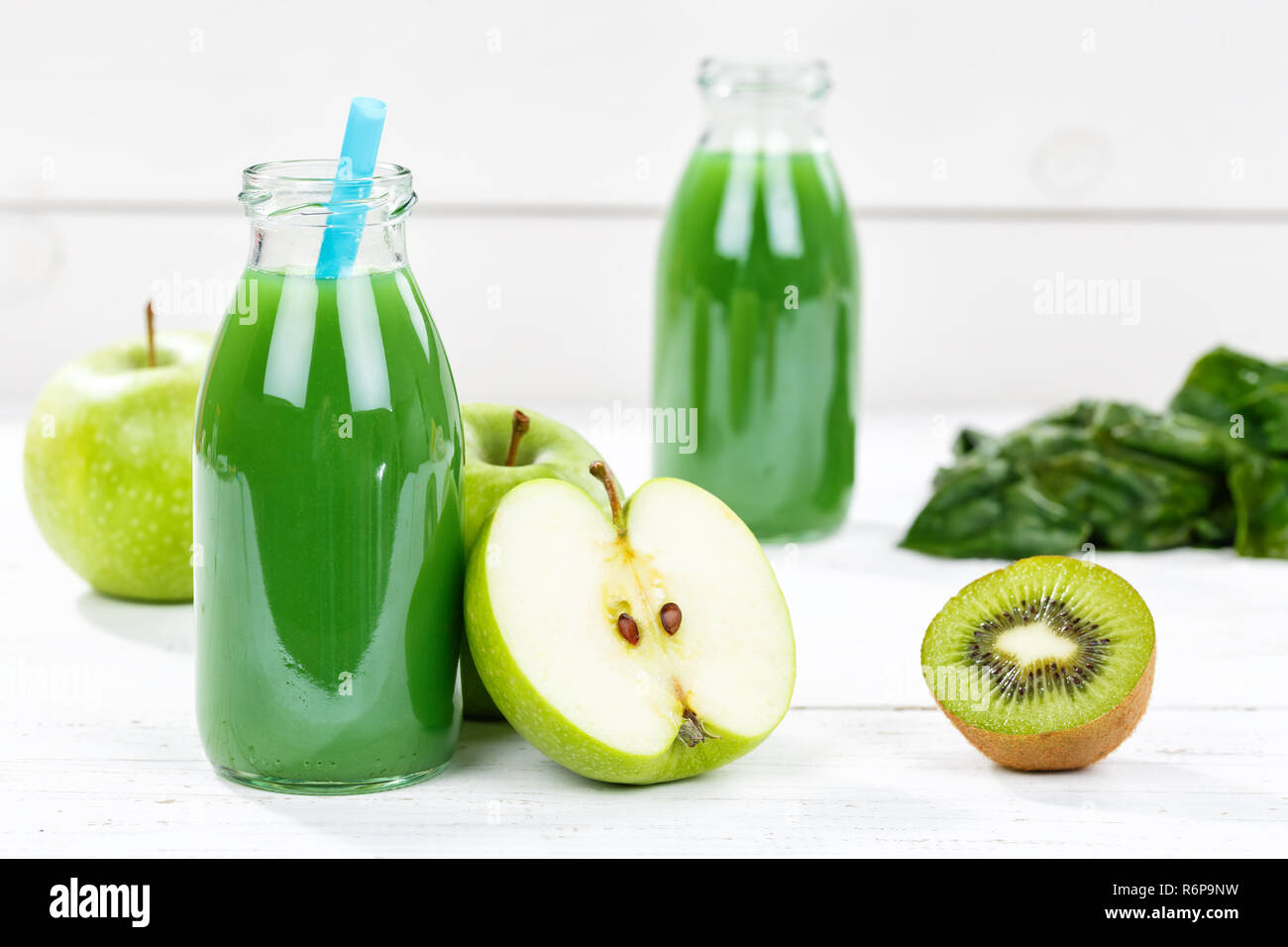 Grüne Smoothies Saft apfel grün kiwi Spinat Saft Obst Früchte Stockfoto