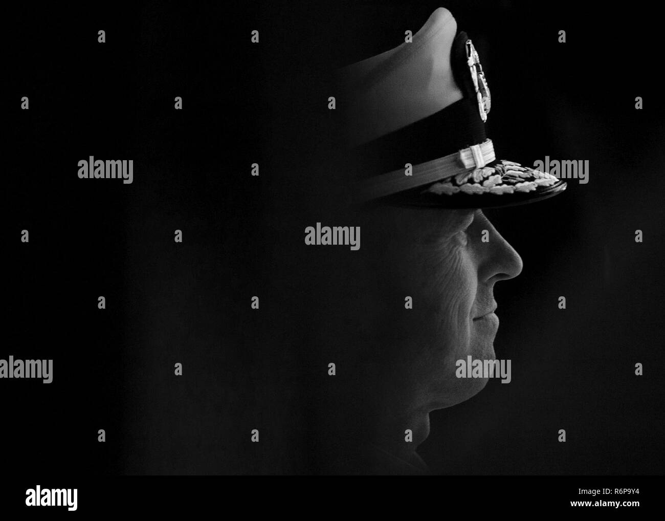 Marine Adm. John M. Richardson, Leiter der Marineoperationen, wartet hinter der Bühne während der Nationalen Gedenkstätte Tag Konzert im Westen Rasen der U.S. Capitol, Washington, D.C., 28. Mai 2017. Die Mission des Konzert ist das Land in Erinnerung und Anerkennung der Gefallenen zu vereinen und zu denen, die trauern dienen. (Abt. der Verteidigung Stockfoto