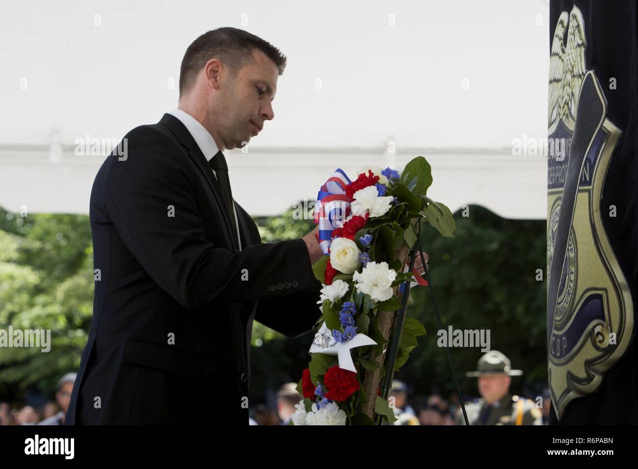 Historisches Foto des CBP Kommissar Kevin K. McAleenan: US-Zoll- und Grenzschutzbehörde amtierender Kommissar Kevin K. McAleenan Orte eine Blume in einem Kranz während Valor Gedenkveranstaltung zu Ehren des CBP gefallenen Offiziere und Agenten als Teil der polizeilichen Woche Aktivitäten in Washington, D.C., 16. Mai 2017. Us-amerikanischen Zoll- und Grenzschutz Stockfoto