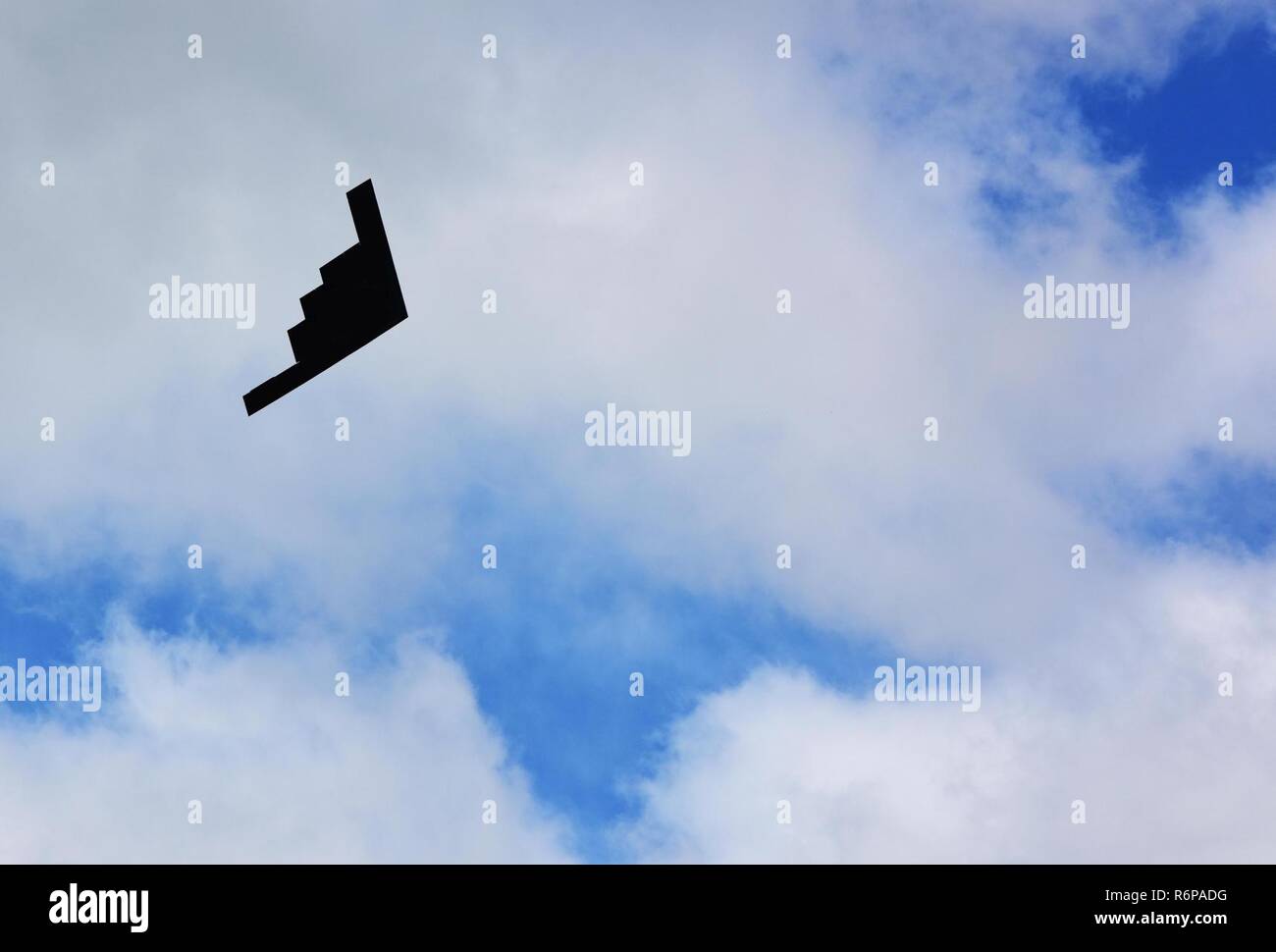 Royal Air Force (RAF) Squadron Leader Wesley Pead, ein 13 Bomb Squadron assistant director of Operations, nimmt seinen letzten Flug in der B-2 Spirit an Whiteman Air Force Base, Mo, 20. Mai 2017. Pead verbrachte zweieinhalb Jahre an Whiteman, die Teilnahme an der US Air Force Pilot exchange Programm. Stockfoto