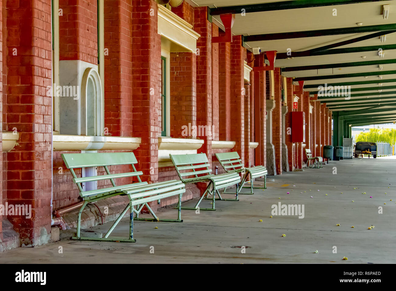 Einsame Alte Bahnhof Plattform, Townsville, Qld AU Stockfoto