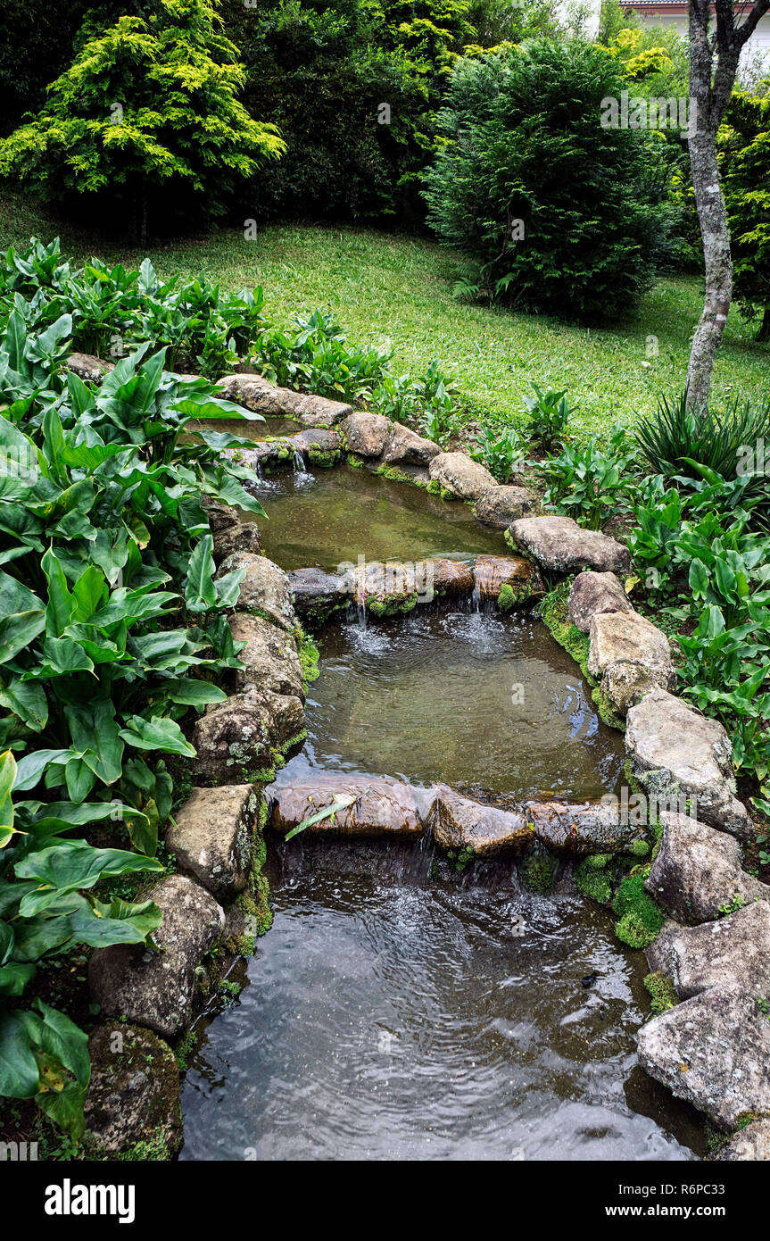 Kleine Kunstliche Stein Teich Garten Stockfotografie Alamy