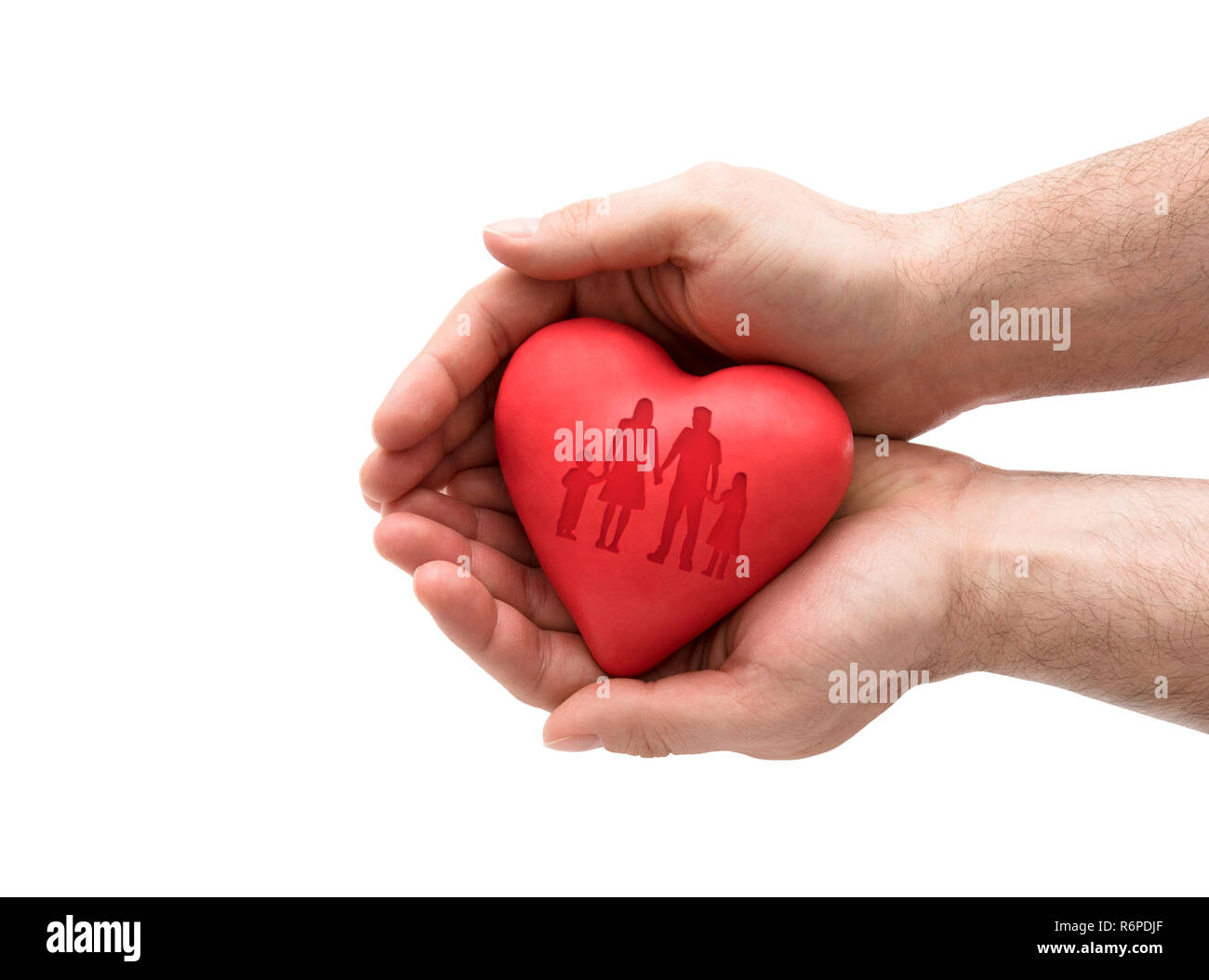 Rotes Herz mit aufgedruckten Familie Form in den Händen des Menschen. Stockfoto