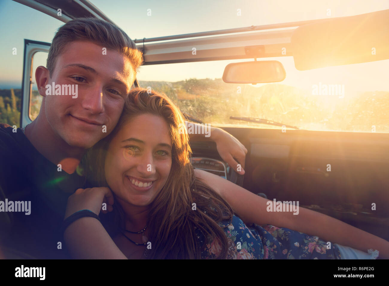 Paar in einem Auto bei Sonnenuntergang Stockfoto