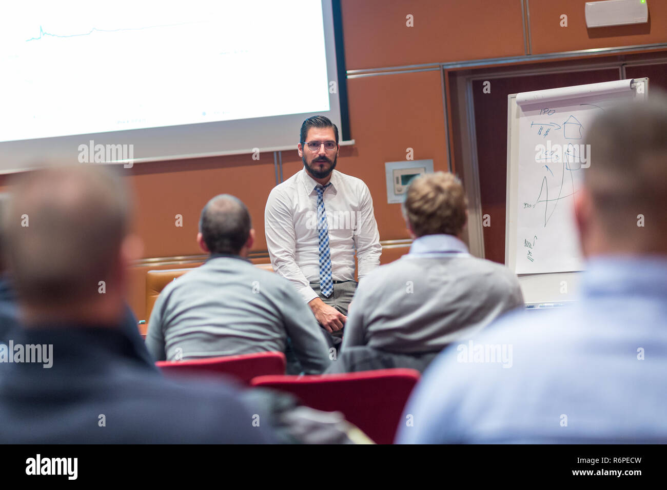 Skiled Geschäftsmann präsentiert ein Projekt seine Arbeit Team der informellen Unternehmen treffen. Stockfoto