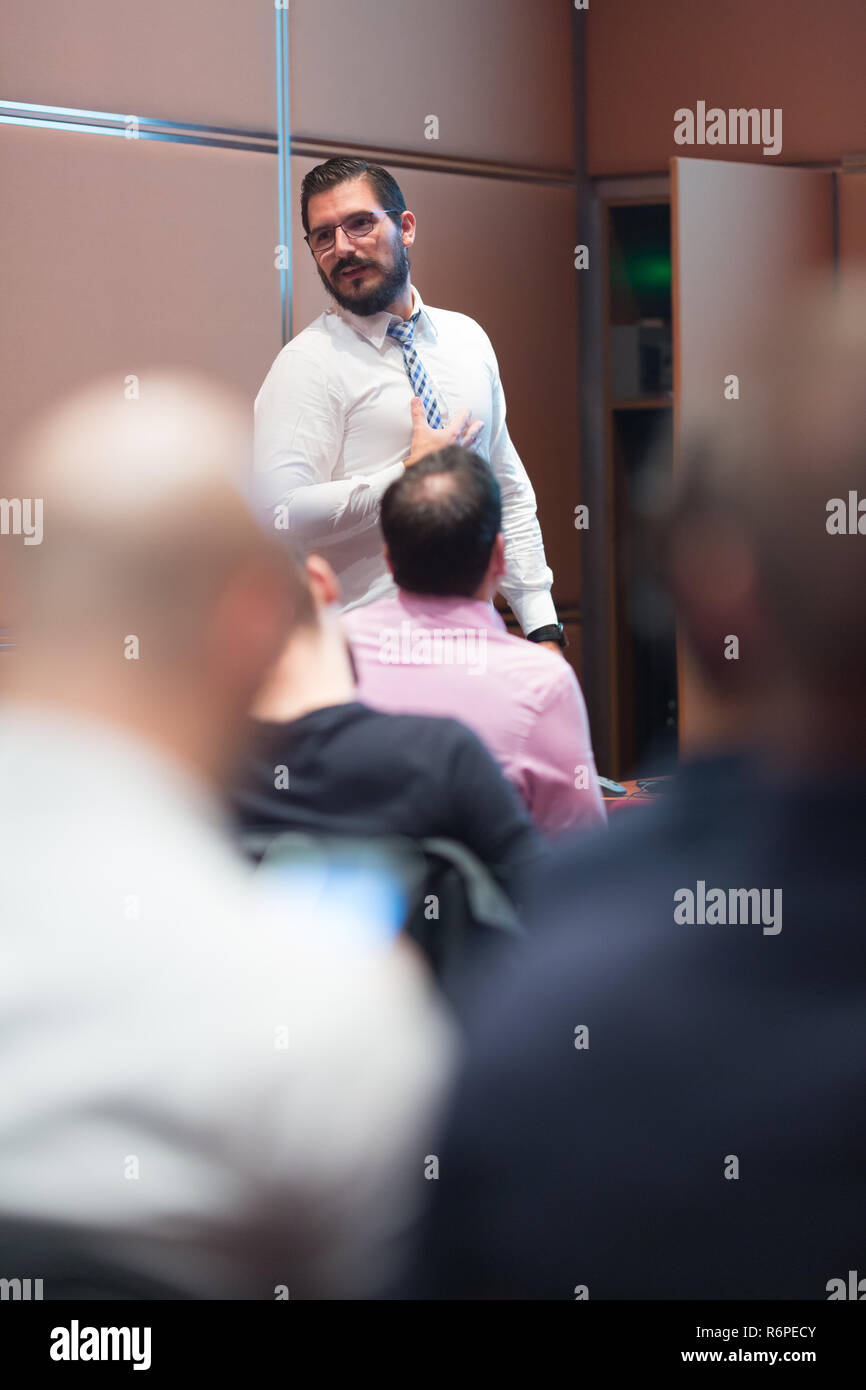 Skiled Geschäftsmann präsentiert ein Projekt seine Arbeit Team der informellen Unternehmen treffen. Stockfoto