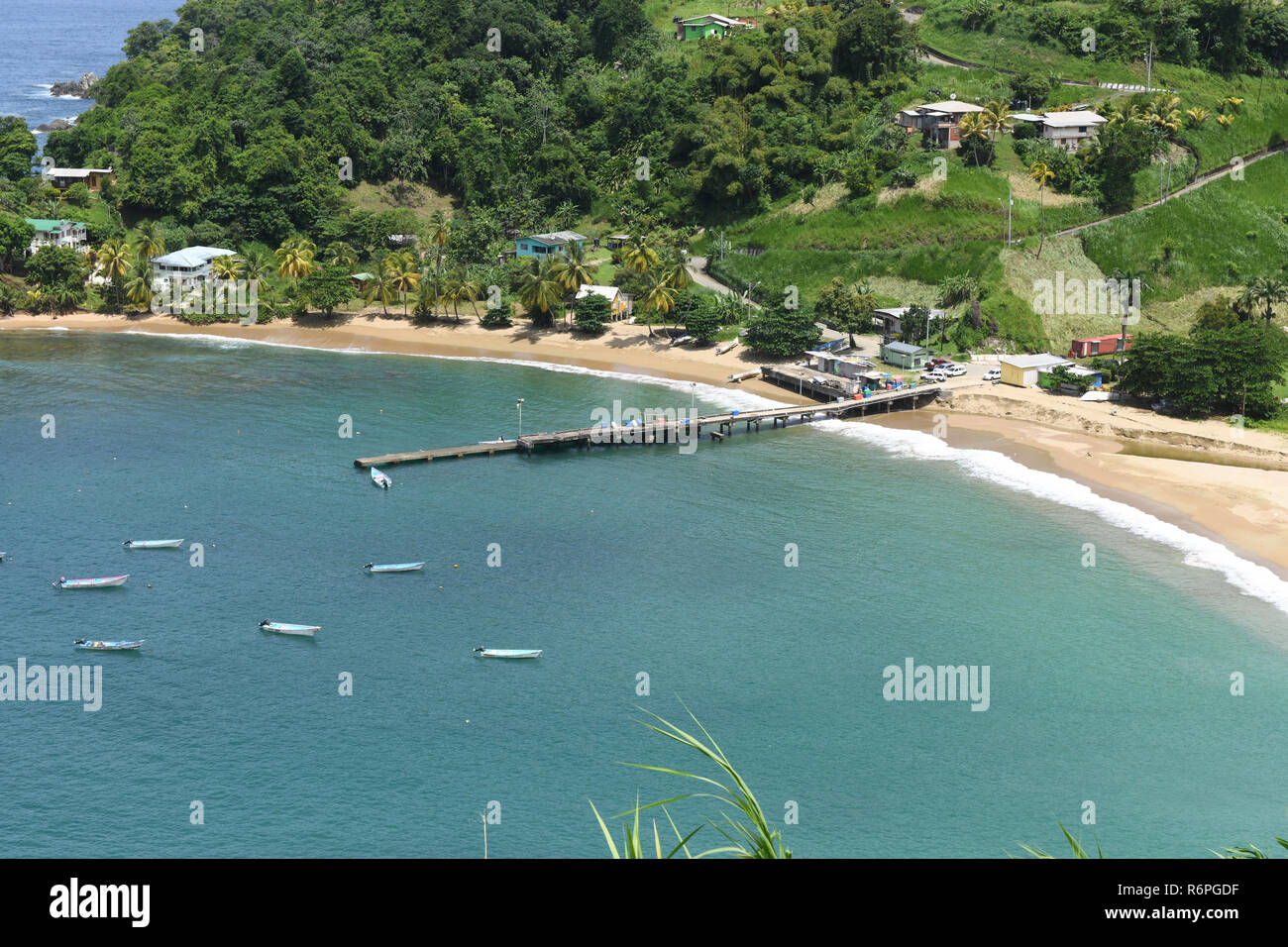 Plakat wie malerische Komposition der etablierten Holiday Beach Resort im Norden von Tobago in schönen, hügeligen Umgebung. Stockfoto