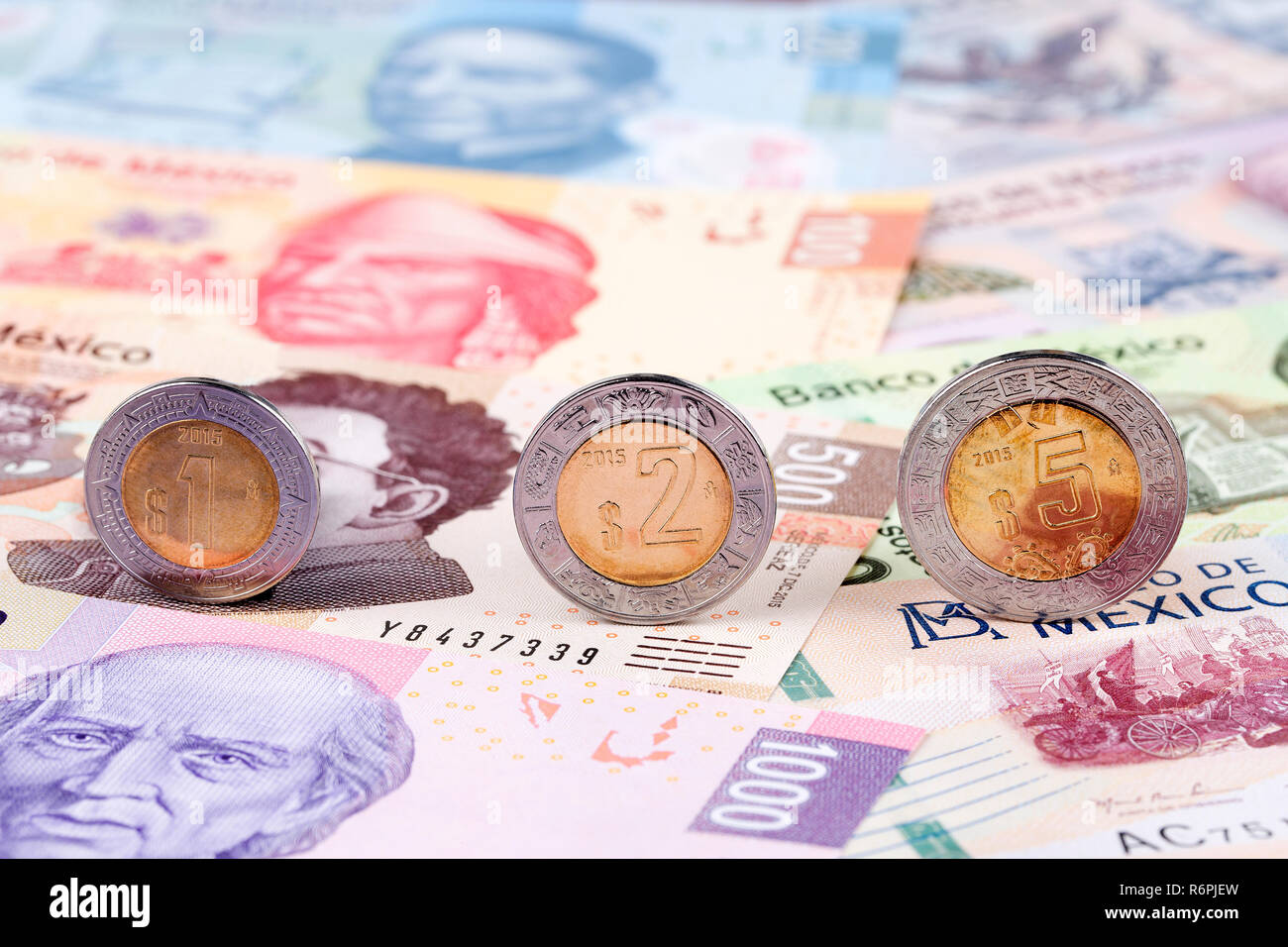 Mexikanischer Peso Münzen auf dem Hintergrund von Banknoten ...