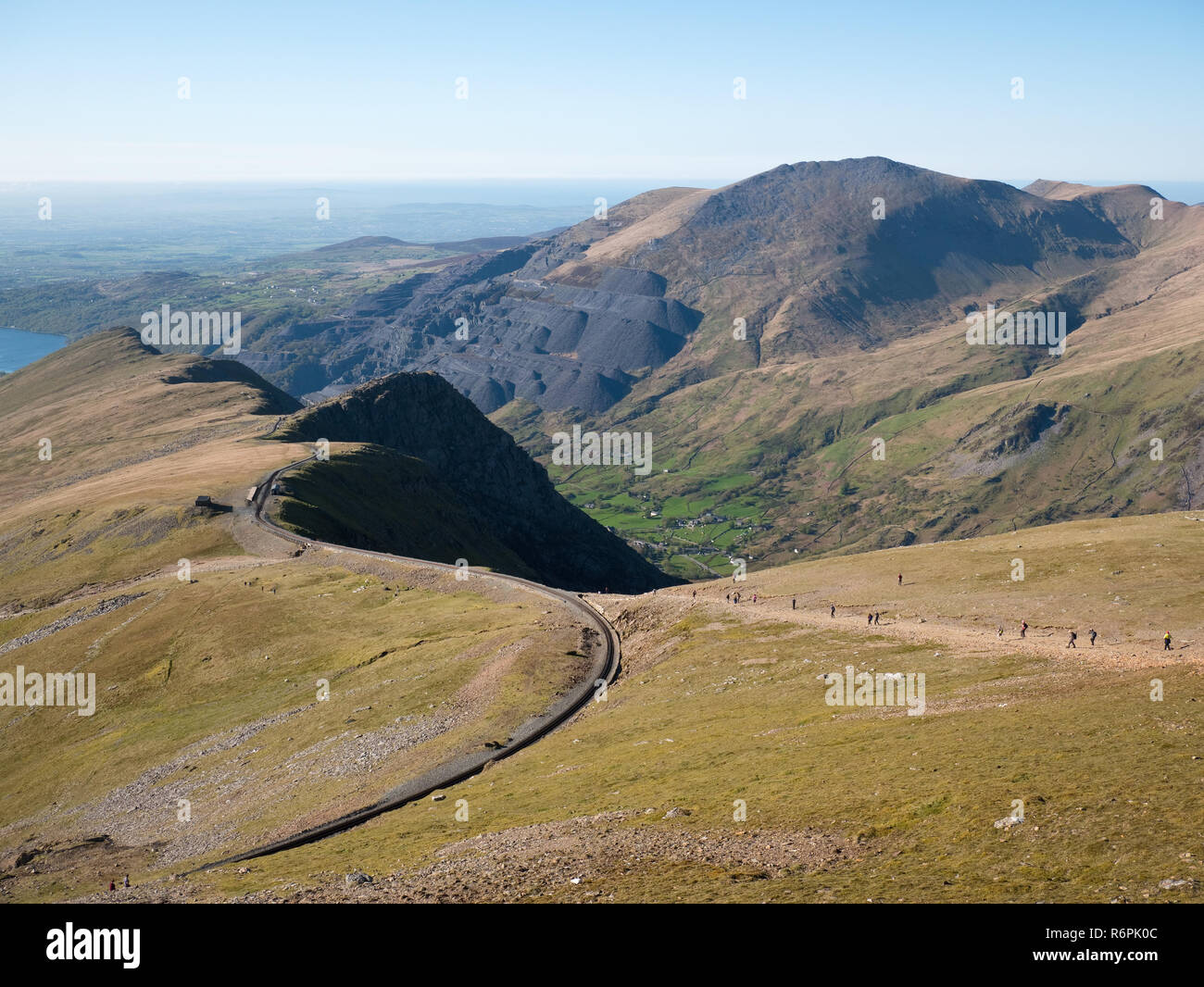 Blick nach Norden Snowdon's Ridge in Richtung Llanberis, zeigt die Llanberis Pfad, Eisenbahn, Llechog stützen und die dinorwig Schiefer arbeitet auf Elidir Fawr Stockfoto